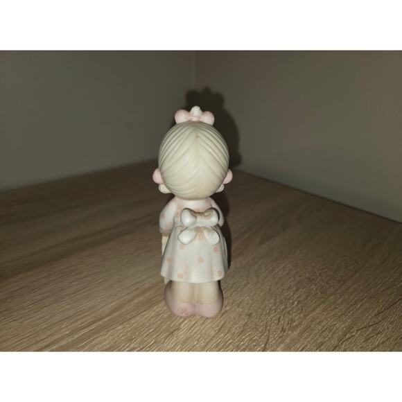 Precious Moments Figurine E-0007 "Sharing Is Universal" 1987 5" - Picture 3 of 6